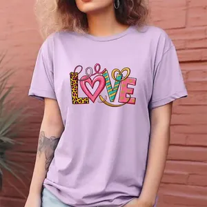 Λεπτομερής προβολή του γραφικού LOVE με καρδιές σε μια καθημερινή λιλά μπλούζα