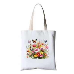 Detalle de flores de primavera y mariposas en acuarela en bolsa de lona blanca