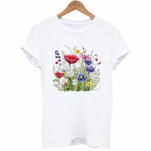 Vista detallada de una camiseta blanca con un vibrante estampado floral de acuarela