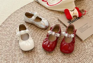 Chaussures Mary Jane pour fillettes avec lanières de perles en rouge, crème et argent