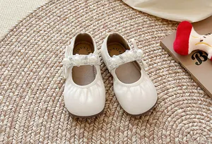 Détails des chaussures Mary Jane crème pour filles avec une bride en perles et cristaux