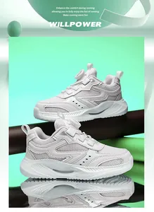Nahaufnahme der weißen, atmungsaktiven Mesh-Kindersneaker mit praktischem Drehverschluss