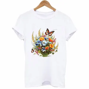 Vista detallada de transferencia térmica de flores y mariposas en acuarela en camiseta blanca