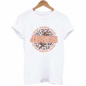 Détail du motif de transfert thermique léopard Jésus sur un t-shirt blanc en coton
