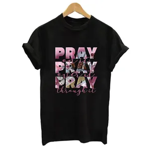 Vue détaillée de l'autocollant de transfert thermique 'PRAY' sur un t-shirt noir chic