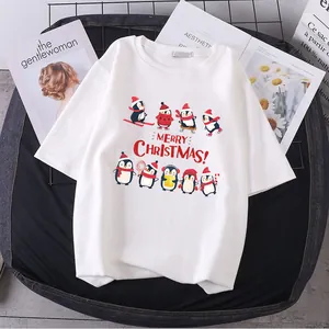T-shirt festif blanc avec d'adorables pingouins de Noël et imprimé Merry Christmas.