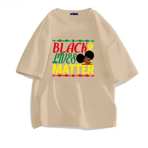 Beiges Oversize-Baumwoll-T-Shirt mit farbenfrohem Black Lives Matter Grafikdesign
