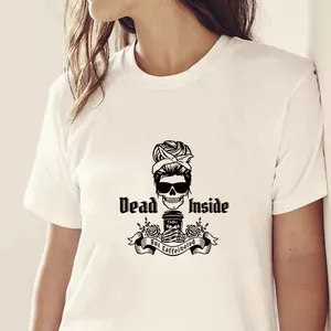 Gros plan détaillé d'un transfert thermique tête de mort sur un t-shirt blanc en coton