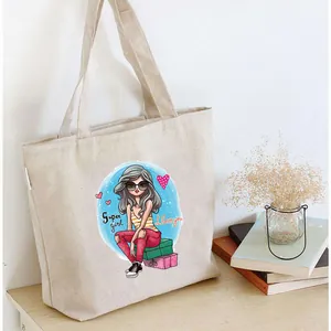 Détail rapproché d'un écusson thermocollant fille sur un sac cabas en toile beige