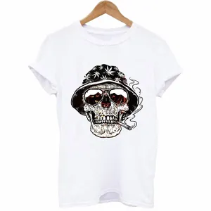 Weißen Baumwoll-T-Shirt mit Streetwear-Totenkopf-Grafik und schwarzem Fischerhut