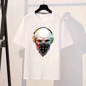 Weißes T-Shirt mit Totenkopf-Bügelbild, Kopfhörern und Maske im coolen Punk-Stil