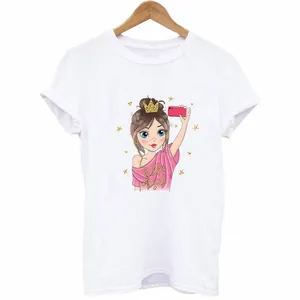 Vue macro d'un imprimé transfert thermique de fille de dessin animé sur T-shirt blanc