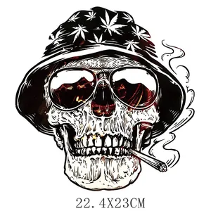Cooles Totenkopf Bügelbild mit Hanfblatt Hut und Sonnenbrille, Maße 22,4 x 23 Zentimeter