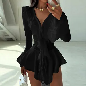 Détail d'une robe noire élégante avec col en V, volants et manches évasées.