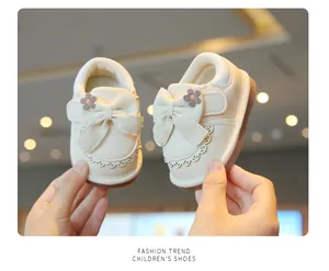Eleganti scarpe primi passi neonata color crema con fiocco e ricami floreali delicati