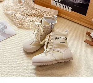 Detailansicht beige Kinder-Stiefeletten aus Wildleder und Denim mit Reißverschluss