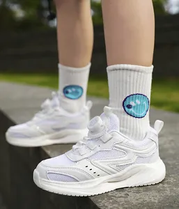 Nahaufnahme atmungsaktiver weißer Mesh-Kindersneaker mit Drehverschluss-System