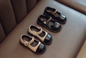 Klassische Mary Jane Schuhe für Kinder in Schwarz und Creme mit Goldkette und Perlen