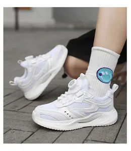 Weiße Kinder-Sneaker aus Mesh mit praktischem Drehverschluss für einfaches Anziehen