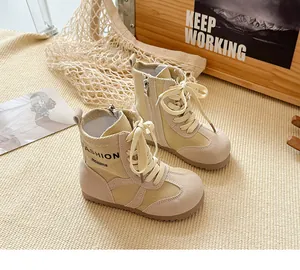 Detaillierte Nahaufnahme der Retro-Kinder-Martin-Boots aus beigem Wildleder und Denim.