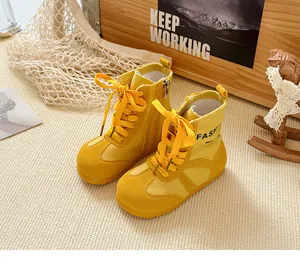 Detailansicht der gelben Kinder-Wildleder-Stiefeletten mit Reißverschluss und Schnürung.