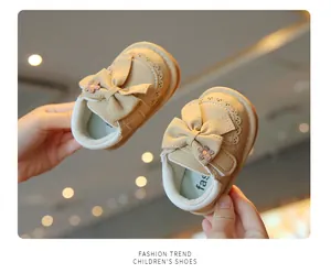 Vista dettagliata di scarpe da camminata beige per neonati con fiocco e pelle morbida
