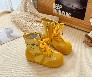 Detailansicht der gelben Kinder-Martin-Stiefel aus Wildleder- und Denim-Patchwork