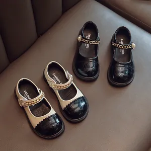 Elegante Mädchen Mary Jane Schuhe im britischen Stil mit Perlen und Goldkettchen-Details