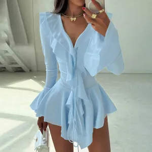 Gros plan d'une robe bleu clair à col en V avec des volants élégants et des manches évasées