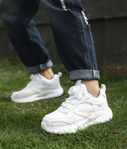 Detailaufnahme weißer Kindersneaker mit atmungsaktivem Mesh und Drehverschluss