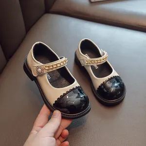 Elegante Mary Jane Prinzessinnenschuhe für Mädchen mit dekorativen Perlen- und Goldketten