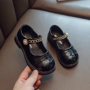 Klassische Mary-Jane-Schuhe aus schwarzem Lackleder für Mädchen mit Goldkette und Perle
