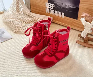 Nahaufnahme der roten Retro-Kinder-Martin-Stiefel aus Wildleder und Denim-Material