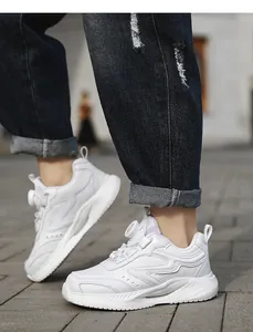 Bequeme weiße Kindersneaker mit atmungsaktivem Mesh und Drehverschluss für die Schule