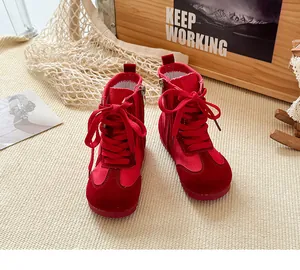 Detailansicht der roten Kinder-Martin-Boots aus Wildleder und Denim-Stoffen.
