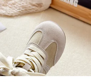Nahaufnahme von Kinder-GAT-Stiefeln aus Wildleder und Denim in Beige, Detailansicht