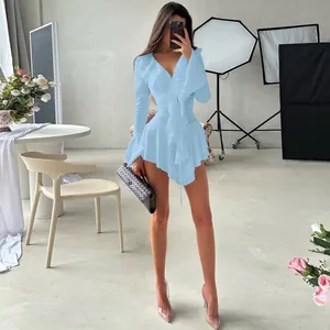 Robe courte bleu clair à col en V avec des volants et des manches évasées élégantes
