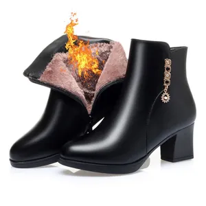 Bottines Femme en Cuir Doublé Peau Lainée Chaudes Hiver Talon Carré Bottines Martin avec Décoration Chaîne et Strass