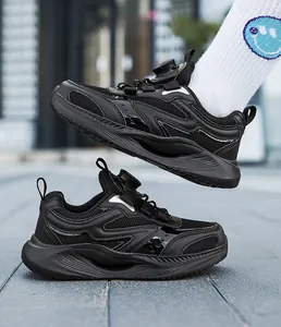 Seitenansicht schwarzer atmungsaktiver Kinder-Sneaker mit Drehverschluss-System
