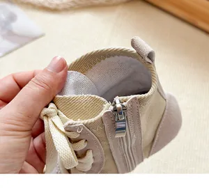 Nahaufnahme der Kinderstiefel aus Wildleder und Denim mit praktischem Reißverschluss an der Seite