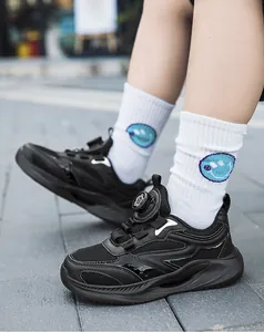 Detailansicht der schwarzen atmungsaktiven Mesh-Kindersneaker mit Drehverschluss-System.