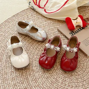 Chaussures Mary Jane pour filles avec bride en perles et bout rond plissé élégant.