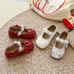 Chaussures Mary Jane pour filles style britannique avec perles et plis, rouge et blanc.