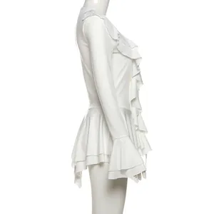 Détail de vue latérale d'une robe blanche ajustée avec des volants et manches cloches