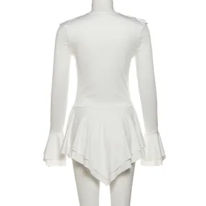 Détail arrière de robe blanche à manches cloche et ourlet asymétrique à volants.