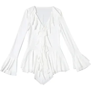 Robe blanche élégante à col en V avec volants superposés et manches cloche évasées