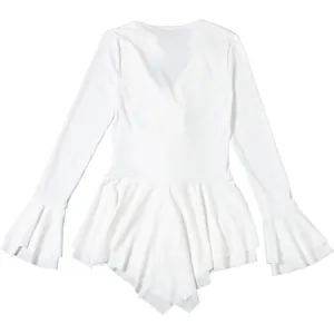Détail de la robe blanche à col en V avec ourlet à volants et manches cloches