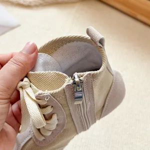 Beigefarbene Retro-Kinderstiefeletten mit praktischem Seitenreißverschluss und Wildleder.