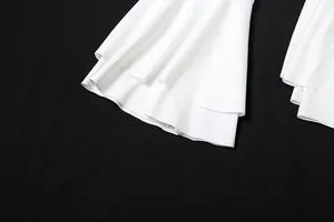 Gros plan détaillé de manches cloche à volants blanches élégantes sur une robe moderne