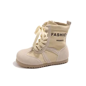 Stilvolle beige Kinder-Stiefeletten aus Wildleder und Denim in der Seitenansicht gezeigt